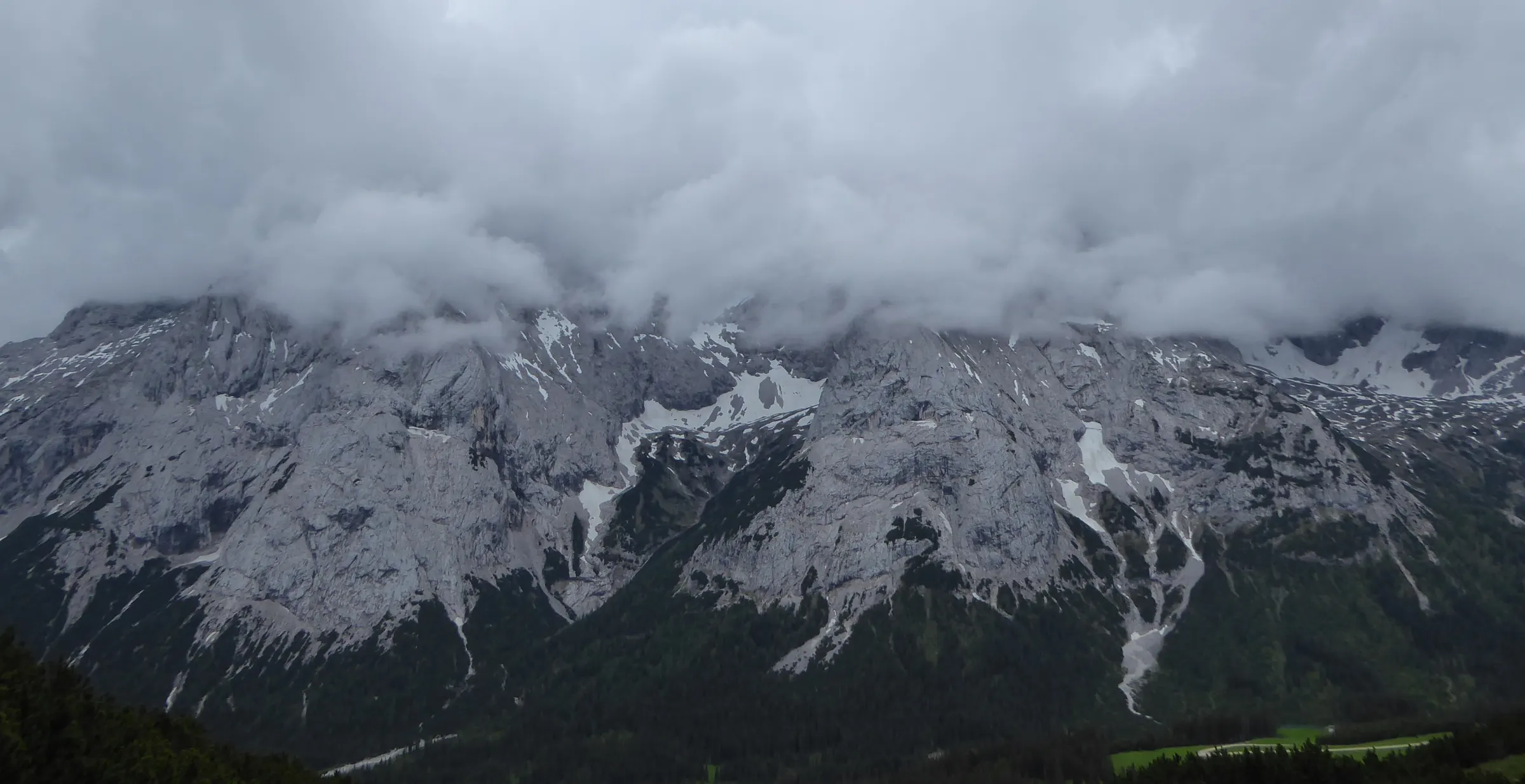 Schwere Wolken über dem Wettersteinmassiv