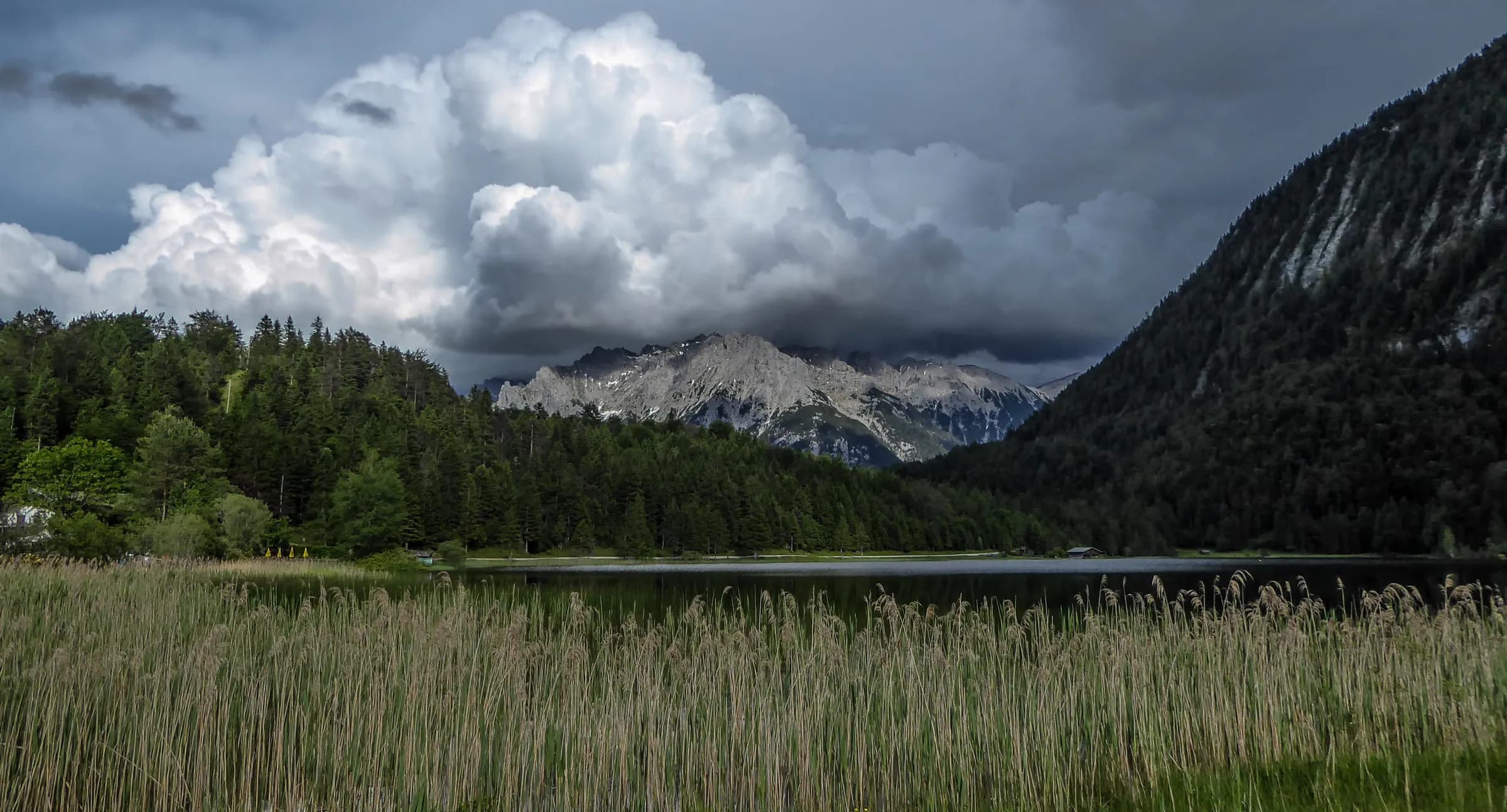 Dramatische Wolken über dem Wettersteinmassiv vor dem Zugspitz Ultratrail