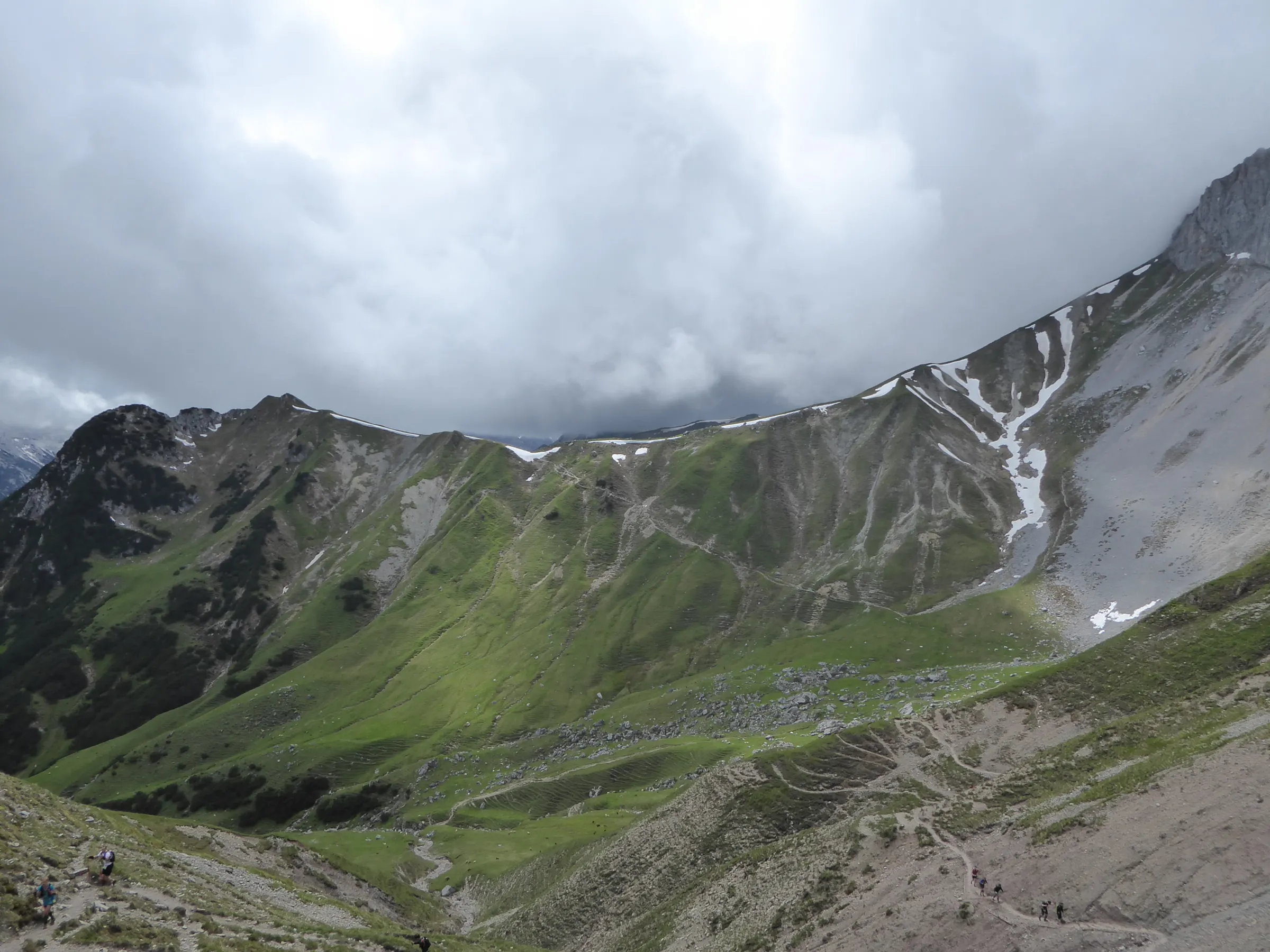 Hochalpiner Abschnitt mit Schnee und offenem Gelände beim Zugspitz Ultratrail