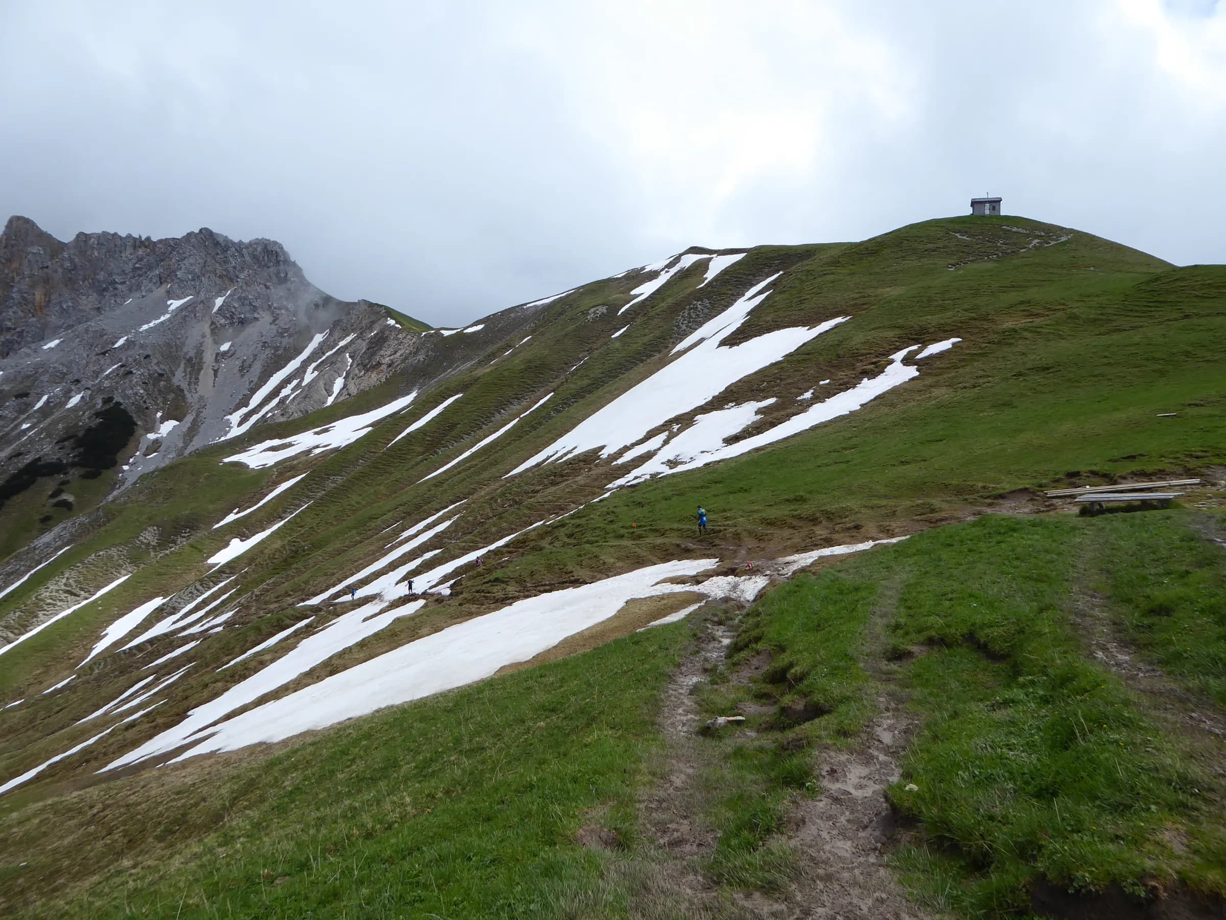 Läufer auf einem exponierten Gebirgsabschnitt des Zugspitz Ultratrail