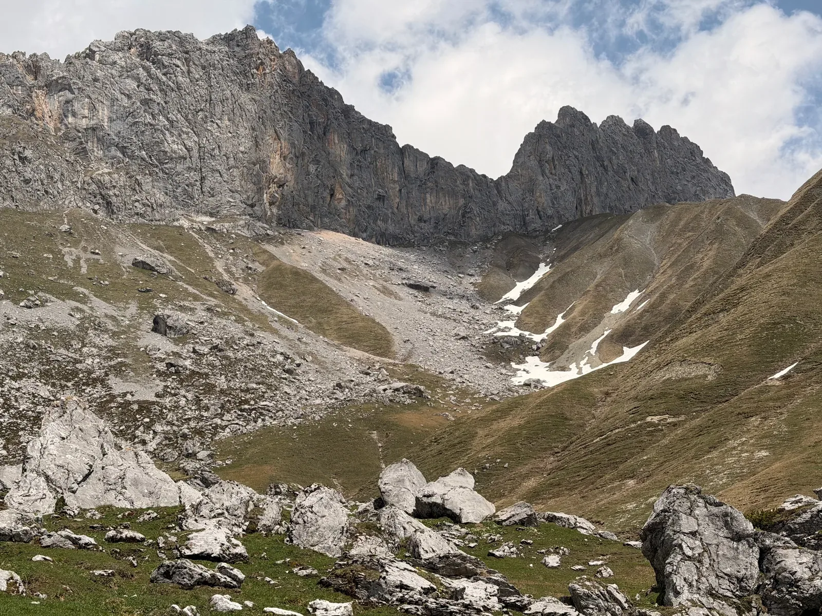 Alpine basin with rock walls and snow patches, ZUT 107K at KM 45.9.