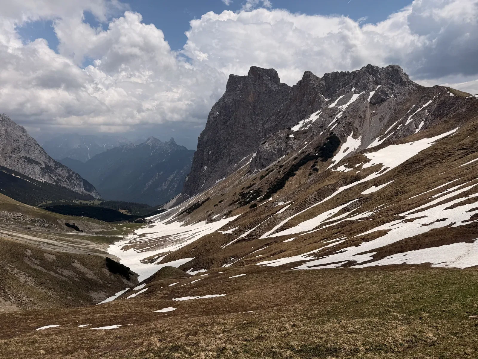 View across snowfields and rock walls in the alpine course section, ZUT 107K at KM 46.7.