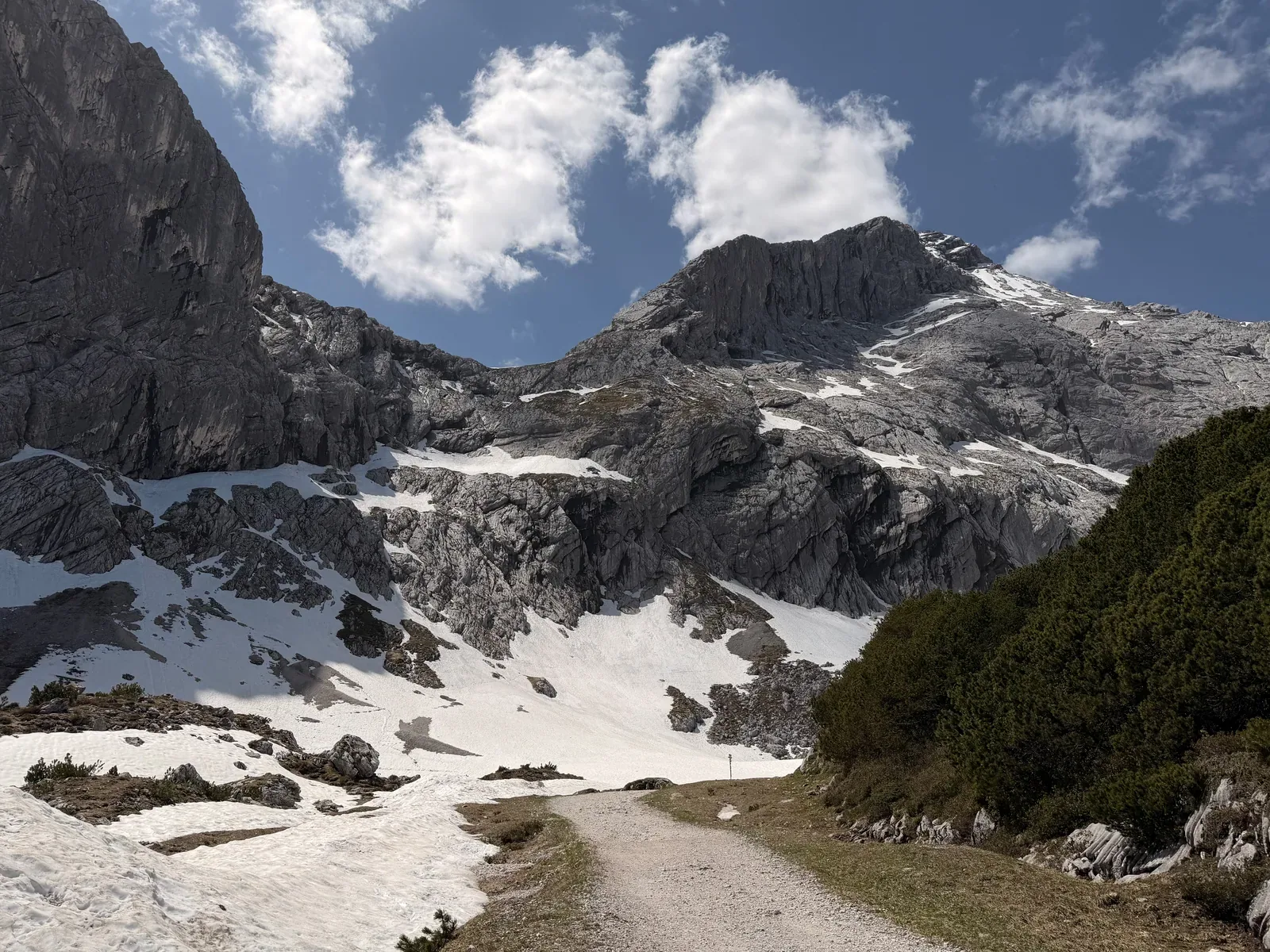 Alpine basin with snowfields and rock walls in the final third, ZUT 107K at KM 91.