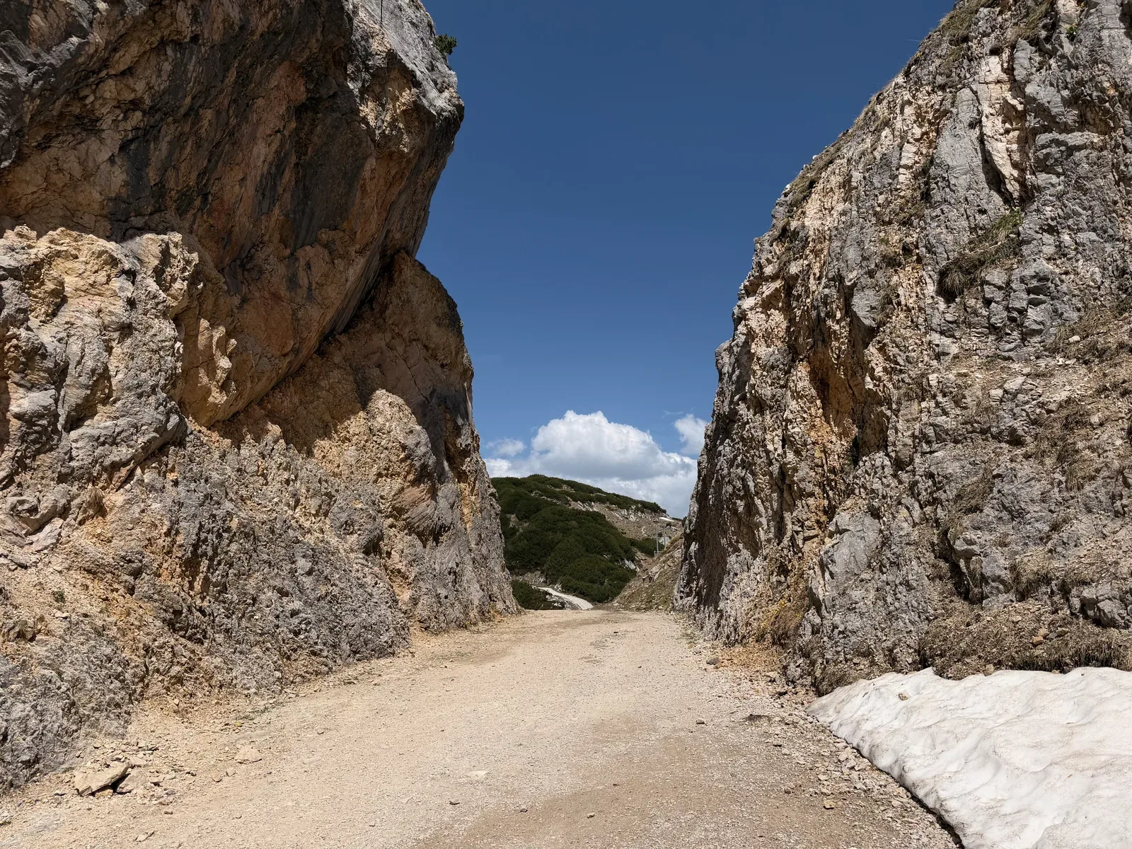 Narrow rock passage between high walls on the high alpine path, ZUT 107K at KM 92.2.