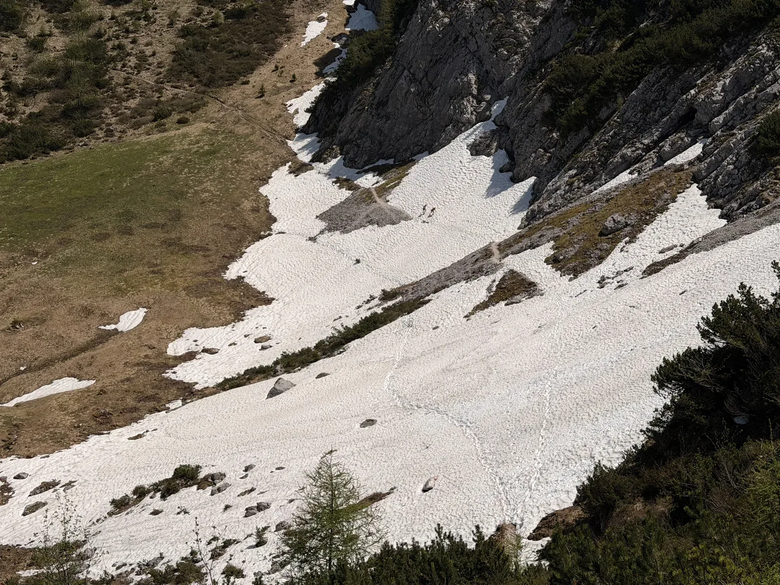 Snowfield crossing in the late alpine section of the ZUT 107K course, KM 94.7.